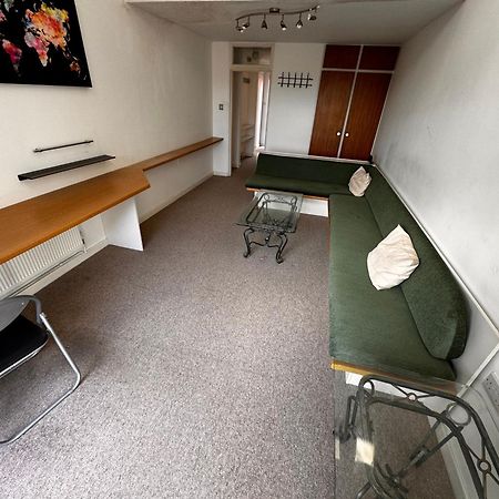 Two-Bedroom Flat Close To Uni & Shopping Center With Free Parking コヴェントリー エクステリア 写真
