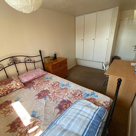 Two-Bedroom Flat Close To Uni & Shopping Center With Free Parking コヴェントリー エクステリア 写真